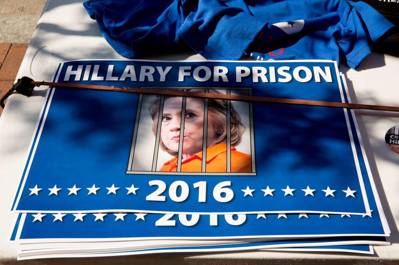 MARTES 19 DE JULIO. 4:54 PM. Este cartel en donde se lee "Hillary a la prisión", estaba a la venta en varios de los puestos colocados en el camino de los delegados hacia el auditorio de la convención.