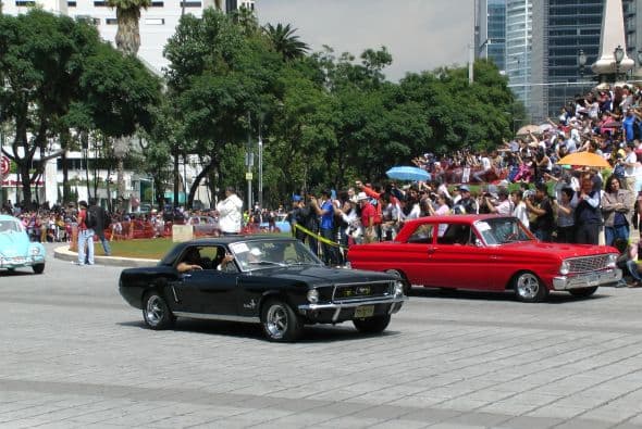 Casi dos mil vehículos clásicos desfilaron por las calles de la Ciudad de México para romper el Récord Guinness de más autos de este tipo en movimiento. Transitaron mil 721 autos, lo que superó la marca de Holanda, cuyo récord era de 948 vehículos. De acuerdo con las autoridades, el paso de estos autos clásicos fue visto por 250 mil asistentes. Circularon autos Datsun 1300, Jaguares, MG 59, Chevrolet apache, Alfa Romeo, Mercury, Porche, entre otros, que atrajeron la atención de capitalinos y visitantes. El paso de los vehículos fue interrumpido por el calentamiento de algunos que se quedaron en el camino y provocaron “cuellos de botella”; sin embargo, los organizadores confiaron en que los vehículos llegarían a la meta.