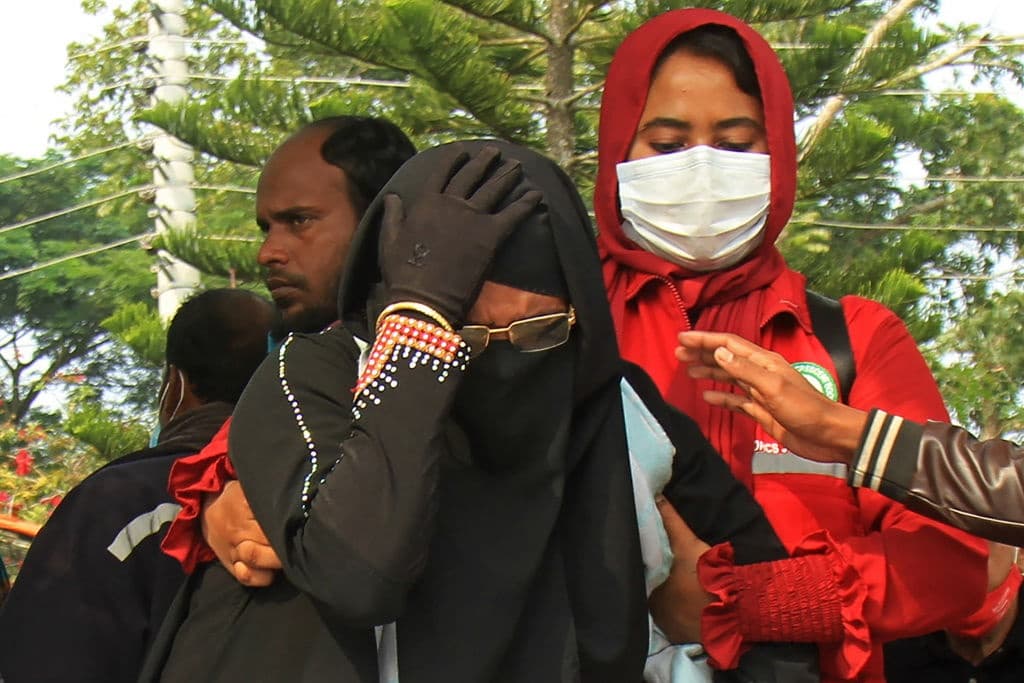 "Dormíamos en la cubierta inferior. Todos los pasajeros dormían. Mi nieto de nueve años estaba conmigo, saltó hacia el río. No sé si se salvó", contó una señora.
<br>