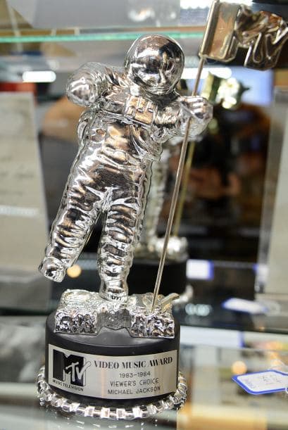 Entre $8,000 y $10,000 pedían por este premio entregado a Michael Jackson.