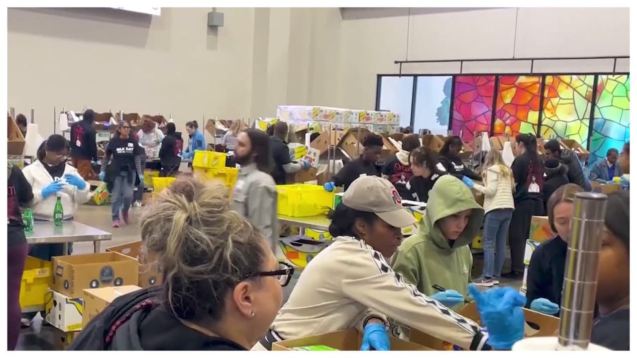 Organizaciones entregan alimentos a personas necesitadas en Tampa por día de Martin Luther King