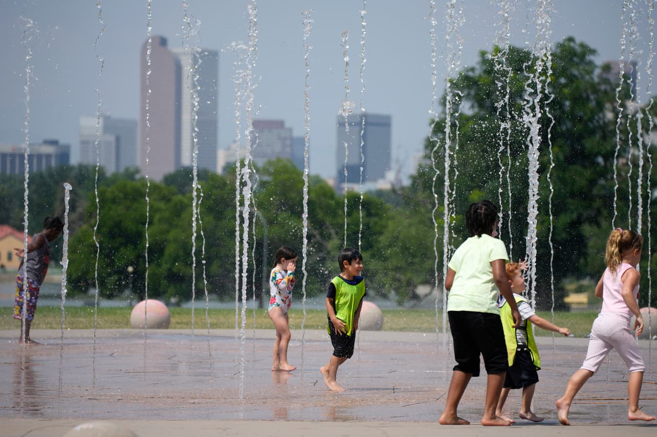 <h3 class="cms-H3-H3"><b>4. Colorado. </b></h3>
<br>
<br>Colorado ha registrado un aumento de 3.0º F en los últimos 30 años. En la imagen, niños juegan para aliviar el calor este martes 20 de julio de 2021, que Denver alcanzó los 90º F (32.2º C). Al fondo, es posible ver el humo que ha llenado al horizonte de la ciudad, lo que ha causado 
<a href="https://www.newsweek.com/hundreds-flights-denver-delayed-due-wildfire-smoke-pacific-northwest-1611216" target="_blank">la cancelación de cientos de vuelos en el aeropuerto de la ciudad</a>. 
<br>