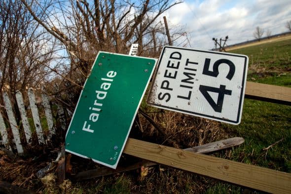 Dos personas perdieron la vida y sobre una veintena resultaron heridas luego del paso de fuertes tornados que tocaron tierra en los poblados de Rochelle y Fairdale a unas 80 millas al noroeste de Chicago la noche del jueves. Rescatistas continúan en la búsqueda de personas desaparecidas entre los escombros.