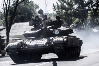 Rusia estaría ayudando a los rebeldes a expandir sus combates enviando tanques, lanzamisiles y vehículos blindados a varias comunidades.