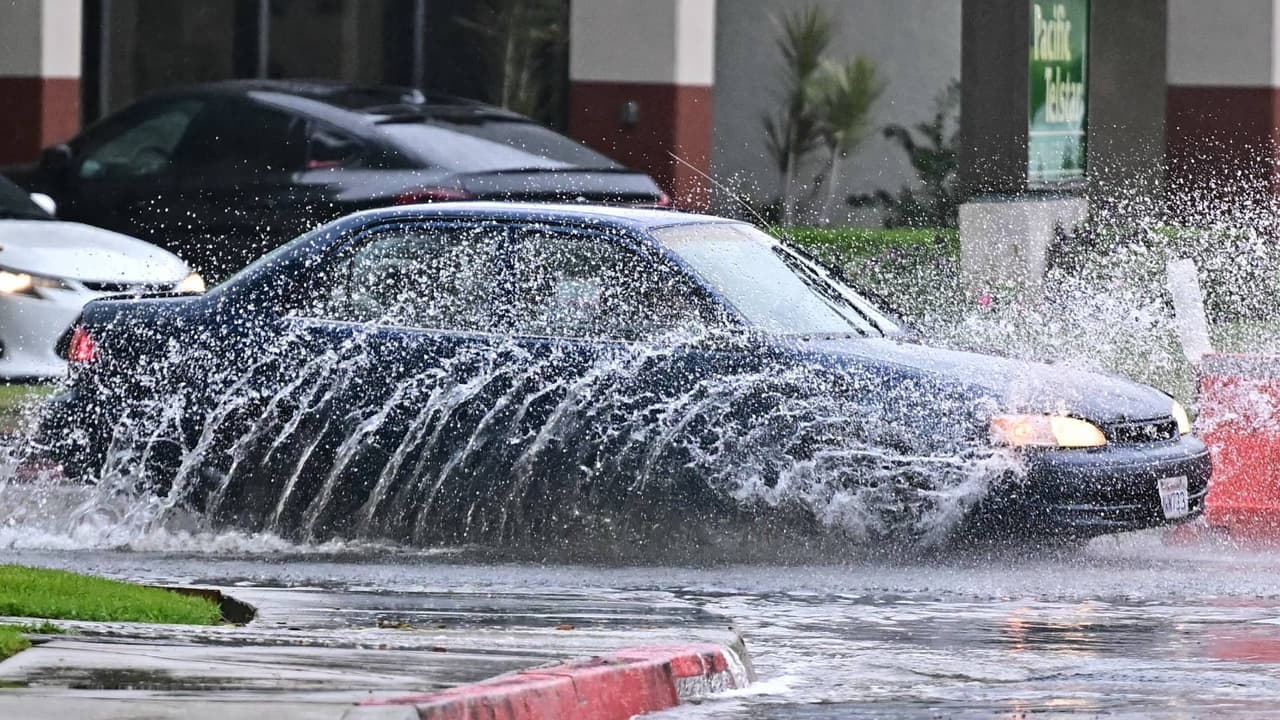 Río atmosférico amenaza con lluvias torrenciales, inundaciones y deslaves en el sur de California