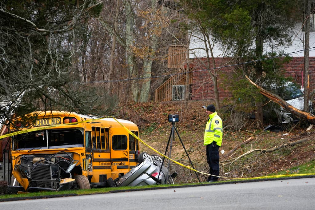 Servicios de emergencia en el condado de Rockland, incluido el Departamento de Bomberos de Hillcrest y varios cuerpos de ambulancias, estuvieron atendiendo a los heridos.