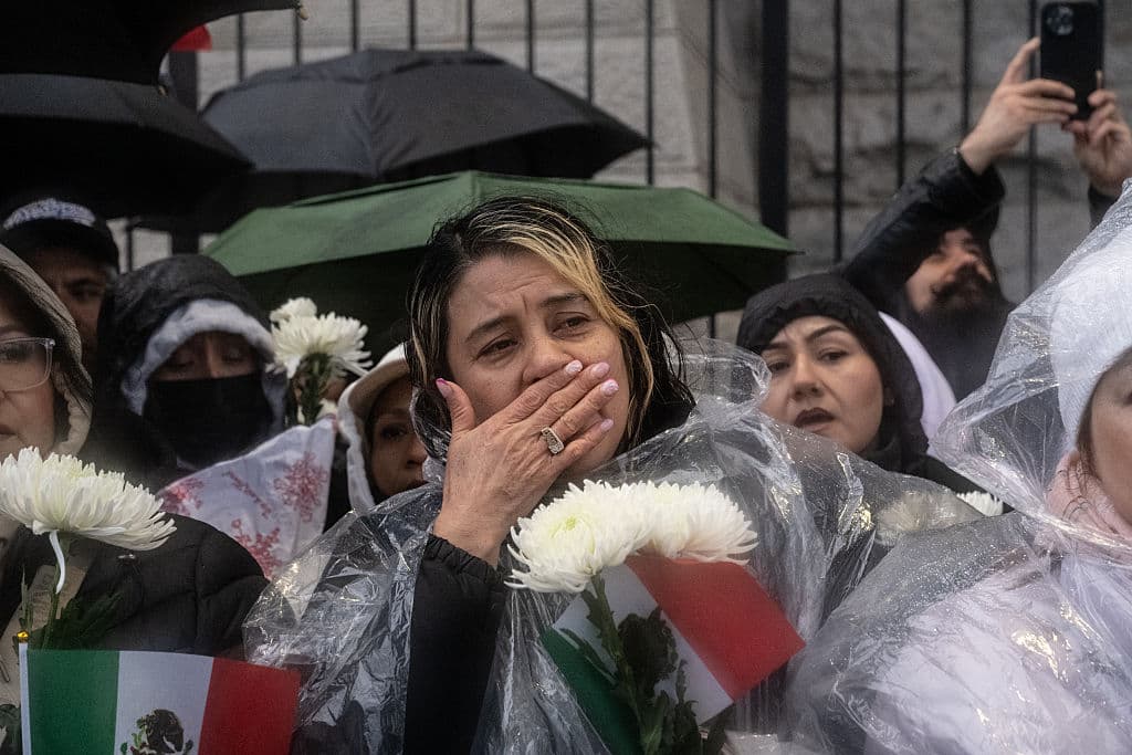 Madres como Salma Flores llevaron a sus hijos al evento, buscando explicarles la situación de manera sensible.