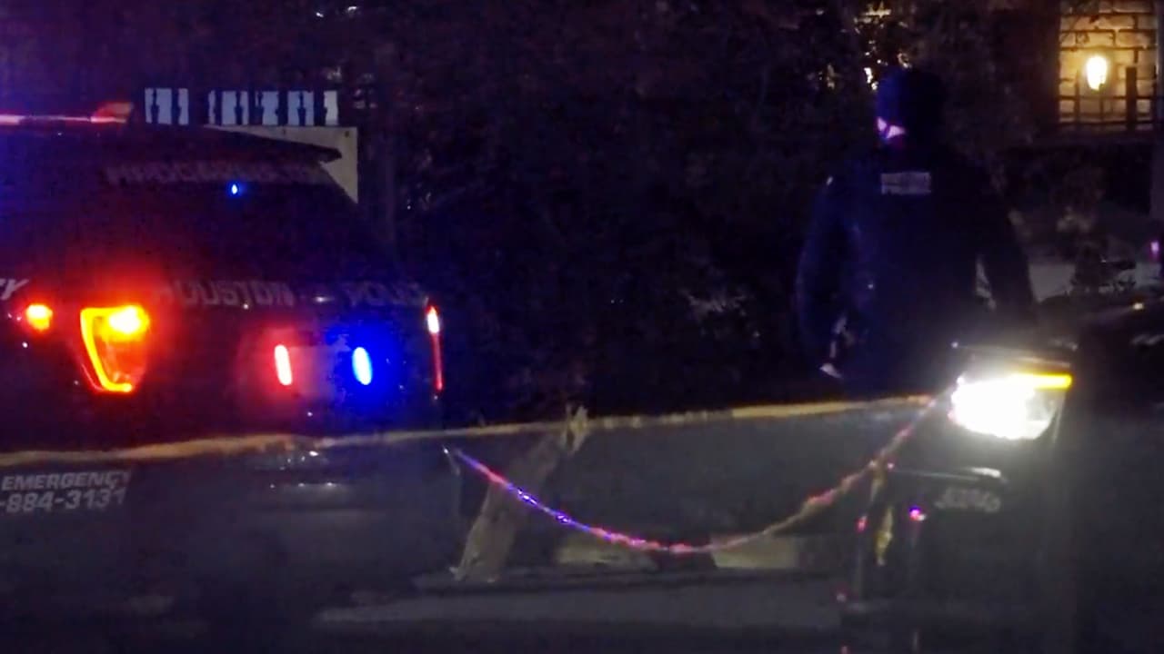 Cámaras de vigilancia captaron el momento en el que la víctima fue baleada, la camioneta salió huyendo del lugar y la joven quedó tendida en el pavimento. La hispana fue declarada muerta en un hospital local, indican los documentos judiciales del condado Harris.