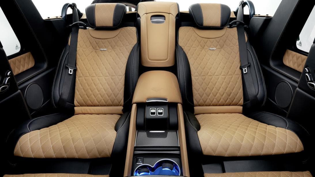 Los asientos traseros de la
<b>Mercedes-Maybach G650 Landaulet</b> proveen control total. Frente a los portavasos están controles para el control de clima. Más adelante está la 'Consola G' con tres botones, uno para iluminación interior y los otros dos para subir y bajar el techo. A sus lados hay dos guanteras. Cada uno de los dos pasajeros cuenta con un sistema de entretenimiento independiente con pantallas de 10 pulgadas de alta resolución. El compartimiento trasero puede ser aislado por un separador de vidrio para privacidad total. Mercedes-Maybach sólo construyó 99 unidades de este modelo, a un precio cercano a los
<b>550,000 dólares</b>, y ninguna de ellas fue vendida en Estados Unidos, pero con 1,000 millones de dólares en las manos no habrá problema en importar una o dos unidades usadas.