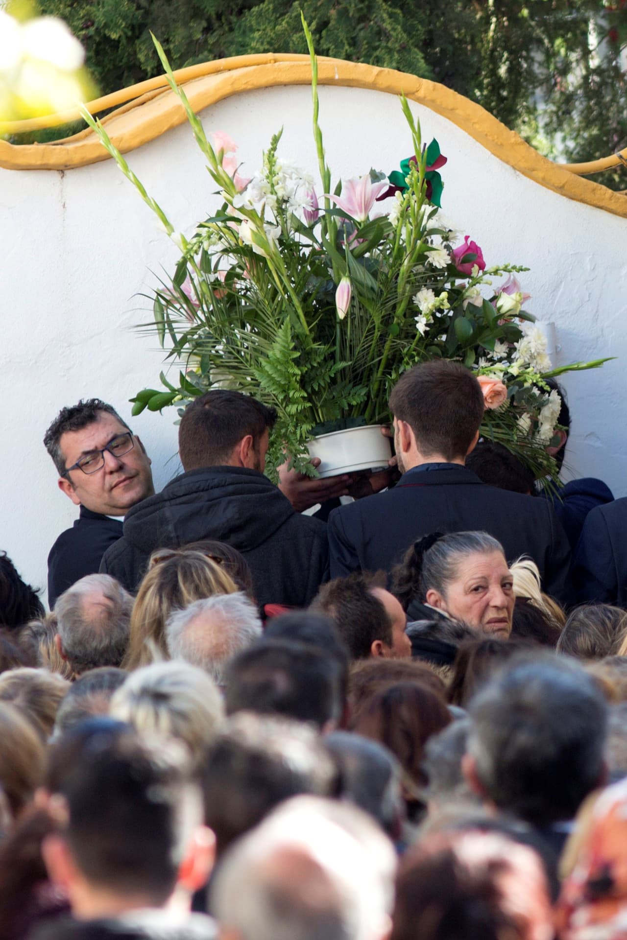 Previamente se había celebrado una ceremonia religiosa en la iglesia de la localidad. Tras el trágico desenlace del operativo de rescate del pequeño una comisión judicial investiga el accidente y las primeras investigaciones revelan que el menor pudo haber fallecido el mismo día en que cayó.