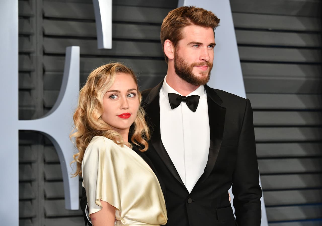 <b>Miley Cyrus y Liam Hemsworth</b>: se enamoraron cuando grababan ‘El diario de Noa’ y la relación tomó fuerza en ‘La última canción’. 
<br>