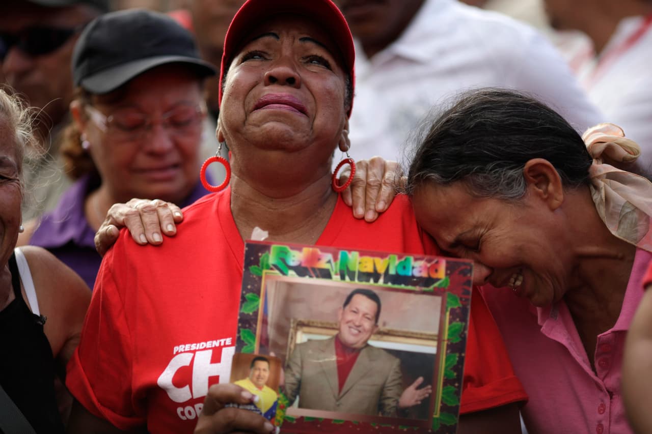 En marzo del 2013 falleció 
<b>Hugo Chávez</b> a la edad de 58 años. Su muerte marcó parte de una etapa sociopolítica en Venezuela signada por la destrucción del estado de derecho y el desmantelamiento de un sistema socioeconómico por otro que ha destruido el tejido social, cultural, industrial y de servicios públicos. Su etapa más reciente se ha caracterizado por un éxodo nunca antes visto en la historia contemporánea de América.