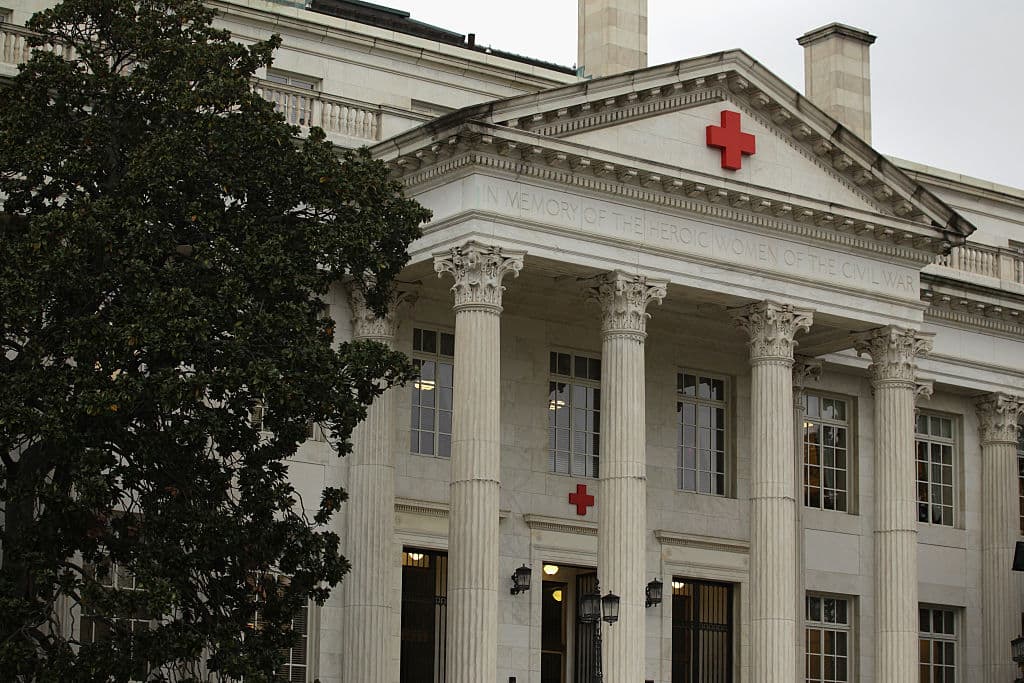 "En memoria de los hombres y mujeres heróicos que lucharon en la guerra civil", dice la fachada de la Cruz Roja donde se realizará la recepción.
