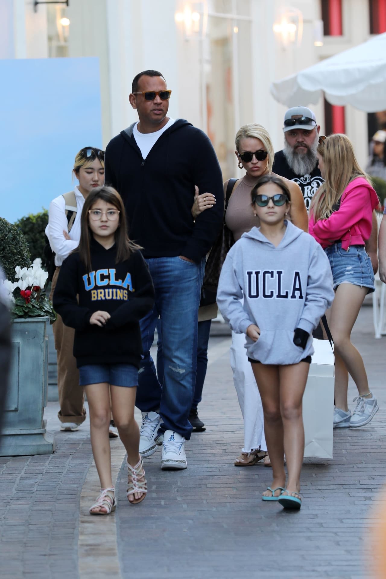 Acerca de la relación, un informante dijo a Page Six que es realmente “bastante nueva”, pero que ambos están felices. 
<br>