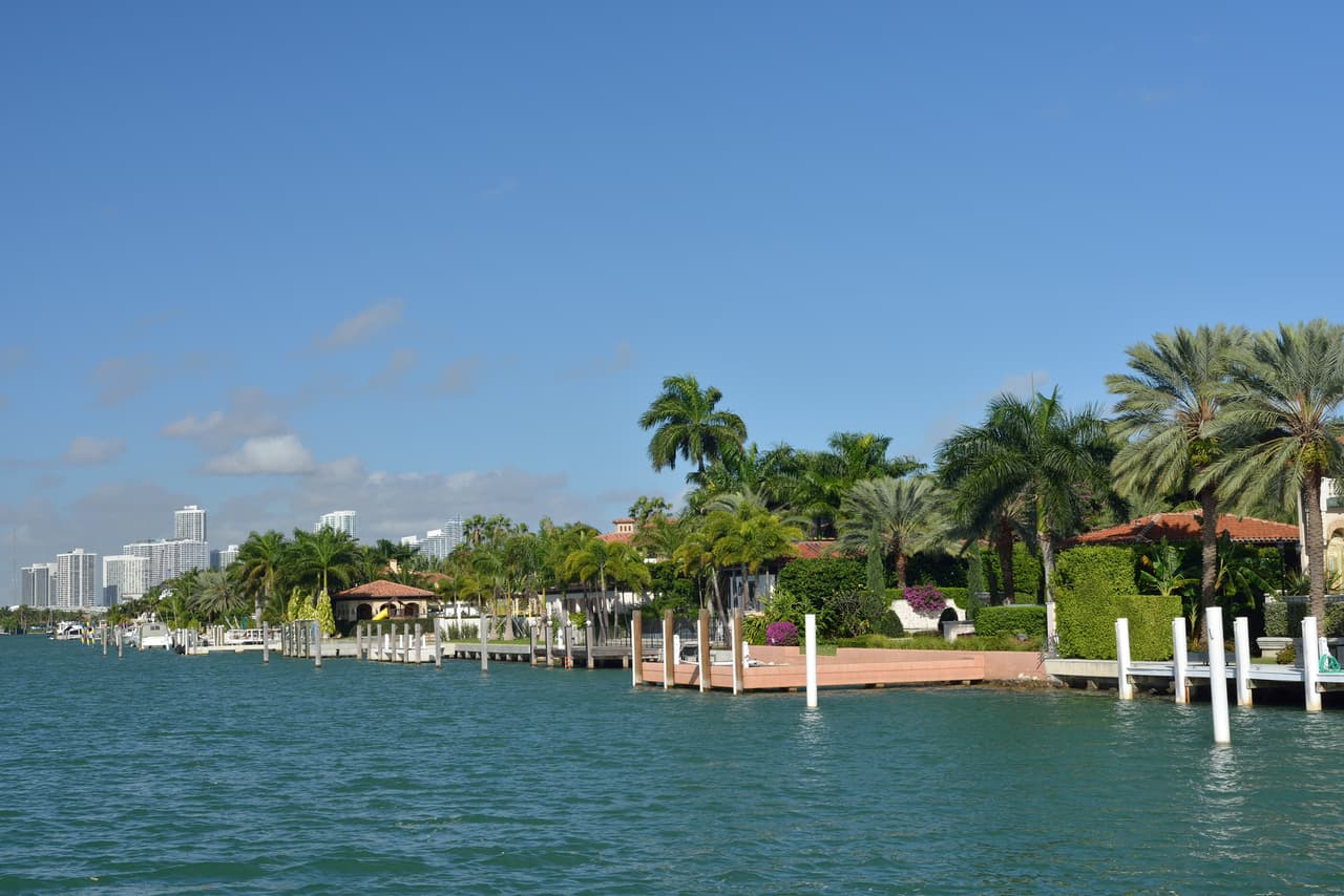 <h3 class="cms-H3-H3">9. San Marino Island | Miami Beach, Florida</h3>
<br>
<br>Otra isla de ricos en el sur de Florida, en la que los precios de las mansiones escalaron 85% entre fines del 2019 y fines del 2022, a un promedio de $8.9 millones.