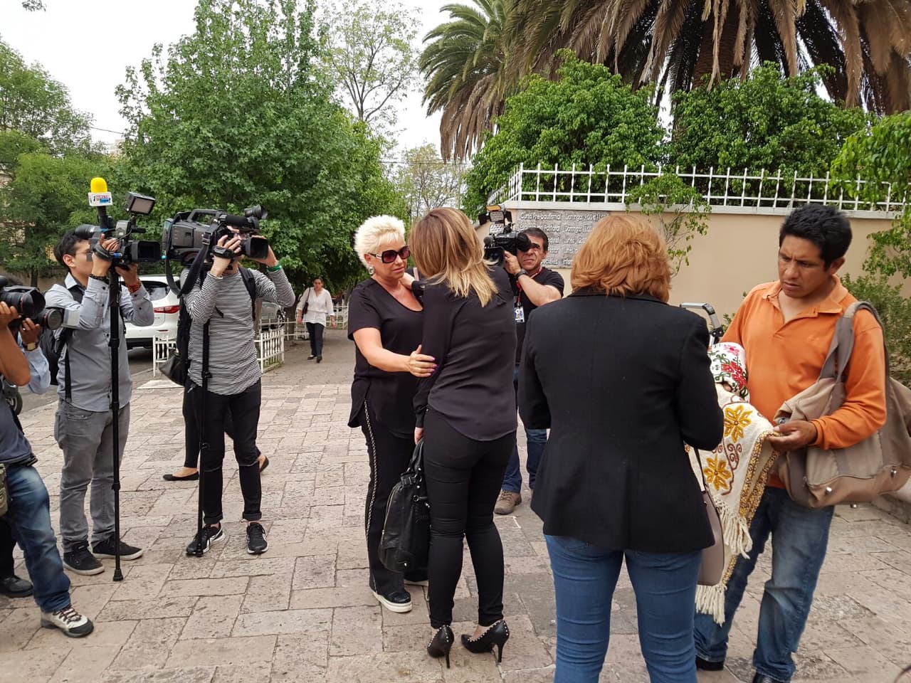 A la salida Tita Márbez atendió a los medios y a parte de la familia.