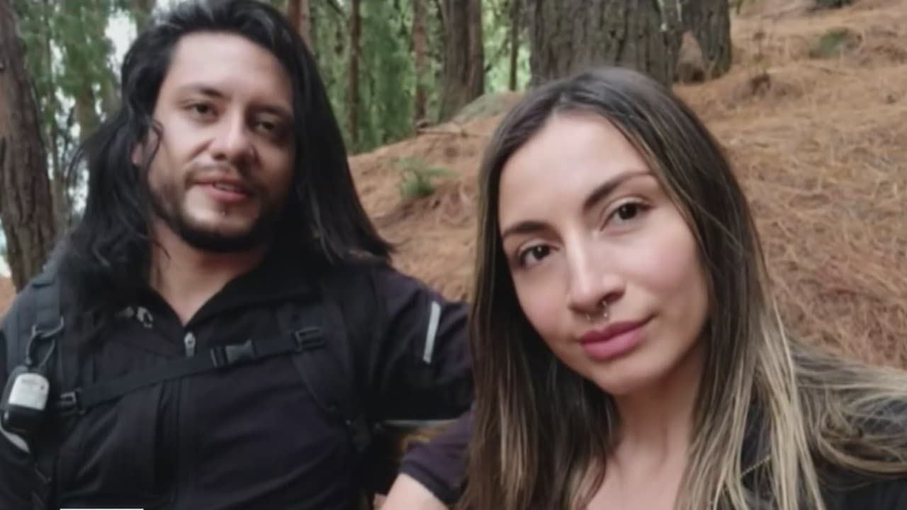 <b>Arrestan a un hombre acusado de atacar siete veces con un hacha a su pareja</b>
<br>
<br>Miguel Camilo Parra fue arrestado en Colombia. Las autoridades señalaron que el sujeto cambió su apariencia física para huir. La víctima se encuentra en grave estado de salud, se le dificulta caminar y ver. Aseguran que la mujer está viva de milagro y que su hijo fue quien la salvó tras lograr salir del baño en donde el sujeto lo había encerrado.