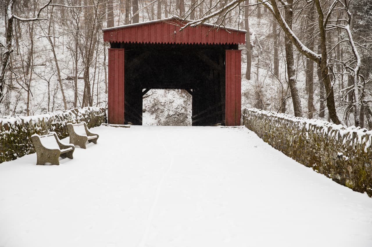 Nieve cayendo sobre el puente Thomas Mill en el parque Fairmount de Philadelphia.