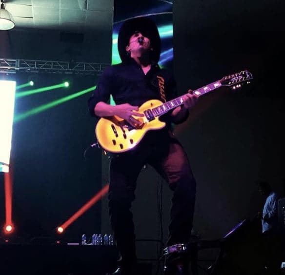 Armando disfruta tocar su guitarra y por eso ha logrado compenetrarse muy bien con sus otros compañeros de grupo.