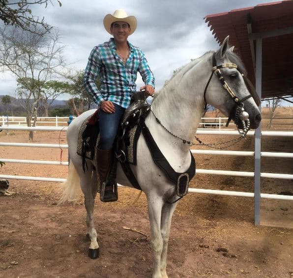 Armando Ramos es la segunda voz y guitarra de Calibre 50.