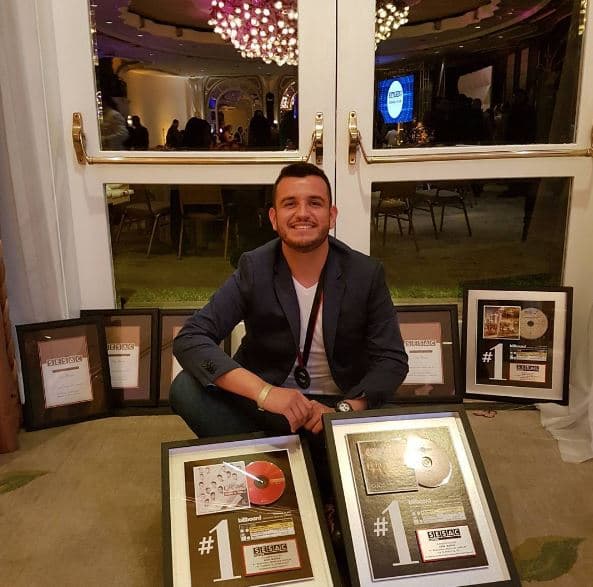 Gracias al árduo trabajo de Edén y su grupo Calibre 50, han logrado cosechar varios premios y reconocimientos, que los posicionan como los mejores dentro de su género musical.