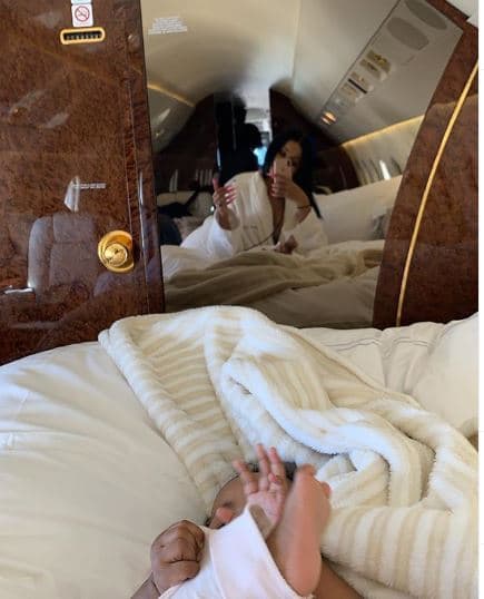 La cantante ha comentado en varias ocasiones que le gusta comprarle artículos de lujo a la niña que tuvo con su marido Offset. Además, la pequeña continuamente viaja en jet privado a lado de sus famosos padres.