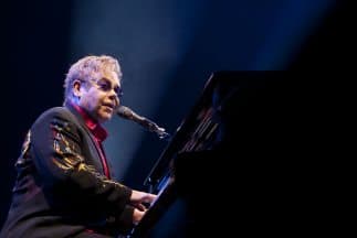 Bromistas hacen creer a Elton John que habló con Putin