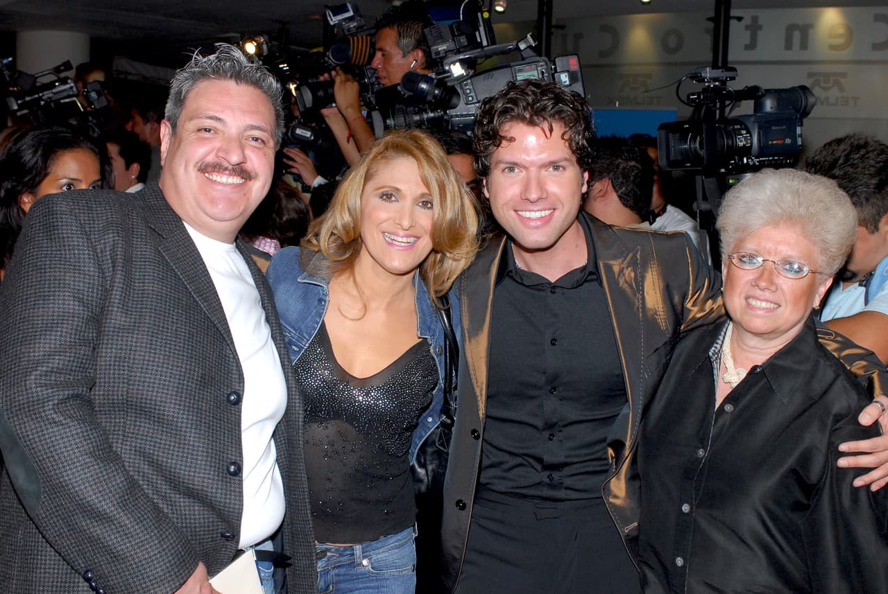 Amigas y compañeras del medio se han mantenido al pendiente de su salud como: Carmen Salinas, Patricia Reyes Spíndola, Guadalupe Sandoval, entre otras. 
<br>