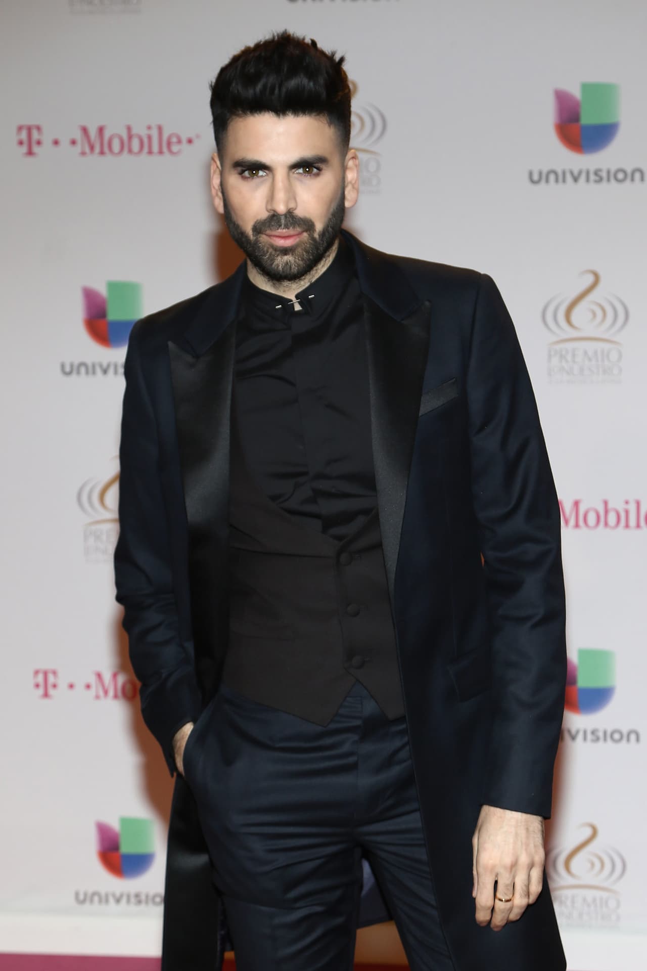 Pronto comenzó a reportar la moda de las alfombras rojas para la cadena CNN en Español.