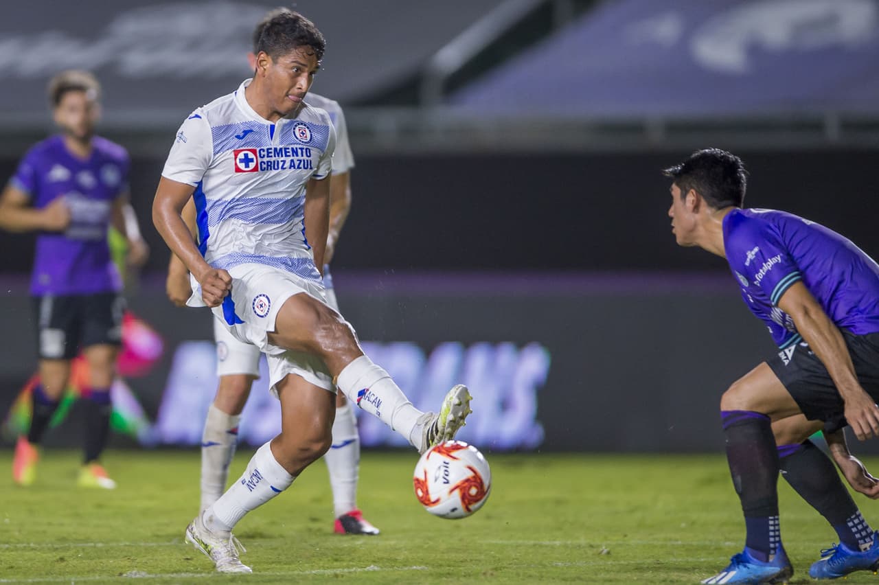 Cruz Azul buscaba estuvo cerca de marcar con un par de latigazos antes del descanso.