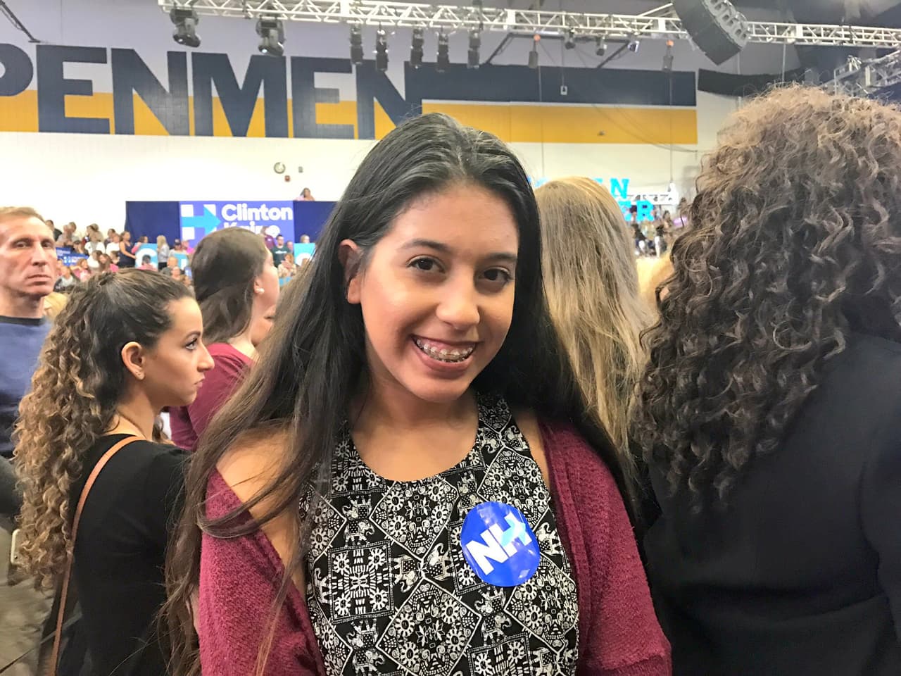 Micaela Guevara, estudiante de 17 años, en el mitin de Michelle Obama en Manchester, New Hampshire.
