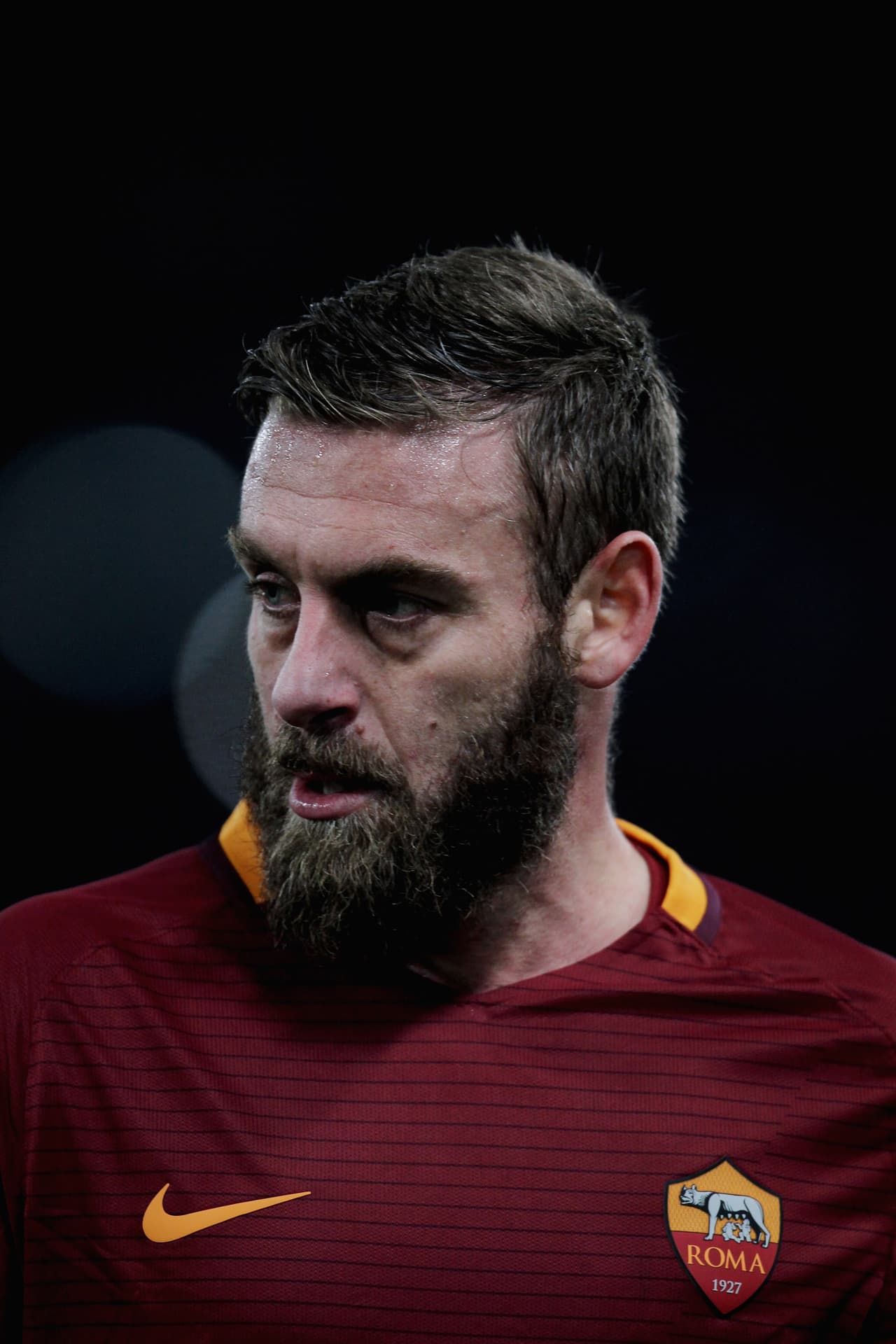 Danielle de Rossi solía saltar al césped sin barba, pero al parecer se le pegó la moda de su compatriota Andrea Pirlo, y la barba le da un aspecto más temible al capitán de la Roma.