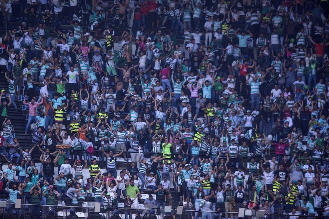 Los fanáticos de La Comarca que llegaron hasta el Azteca no paraban de celebrar el tanto de su equipo.