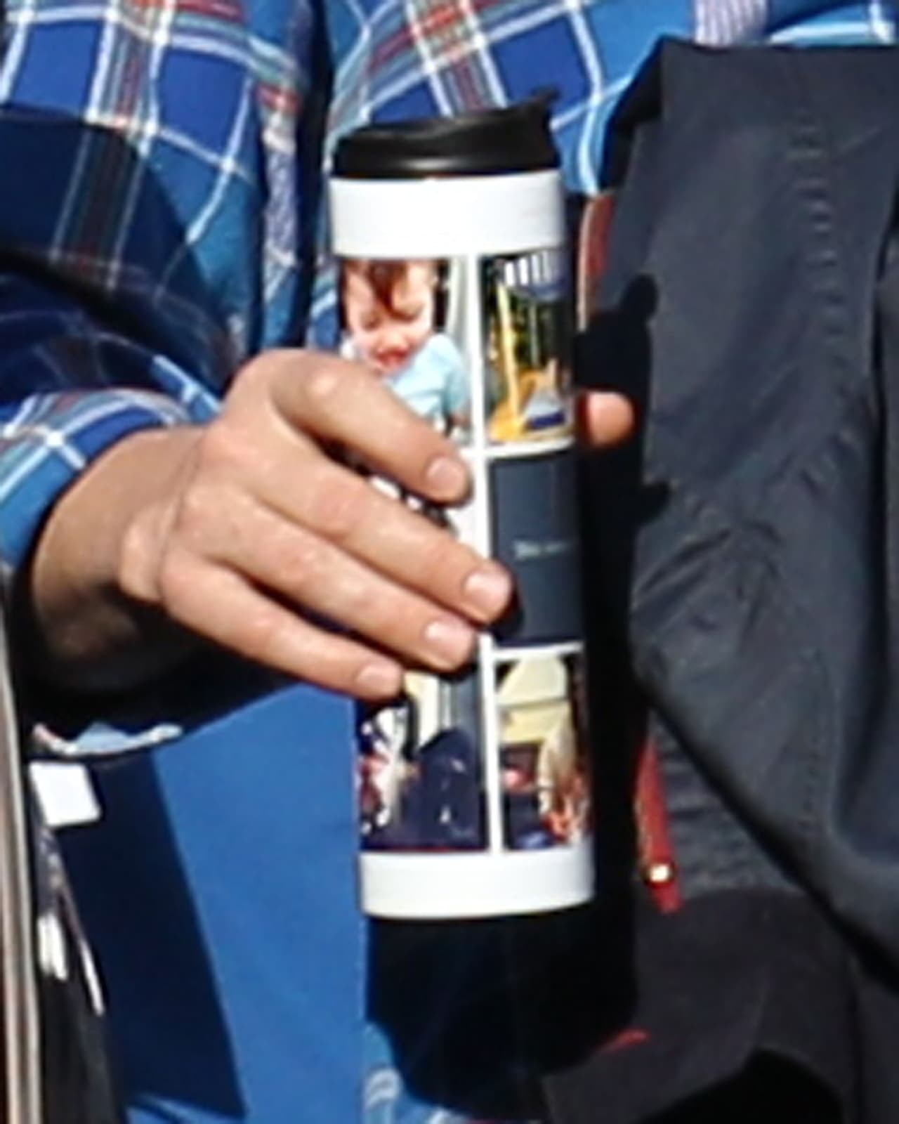 Hasta tiene un vaso personalizado con las fotos de su hijo, ¡ternurita!