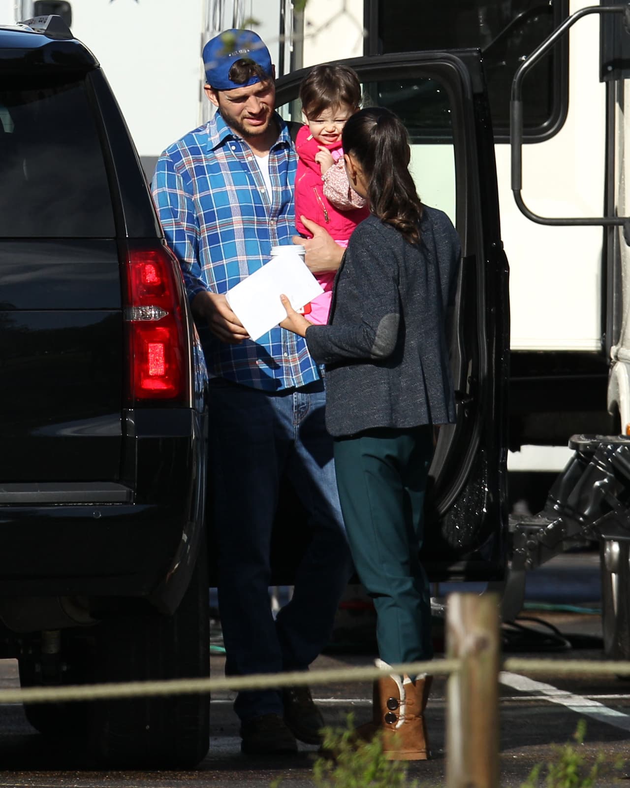 Los paparazzi captaron a la familia Kutcher-Kunis.