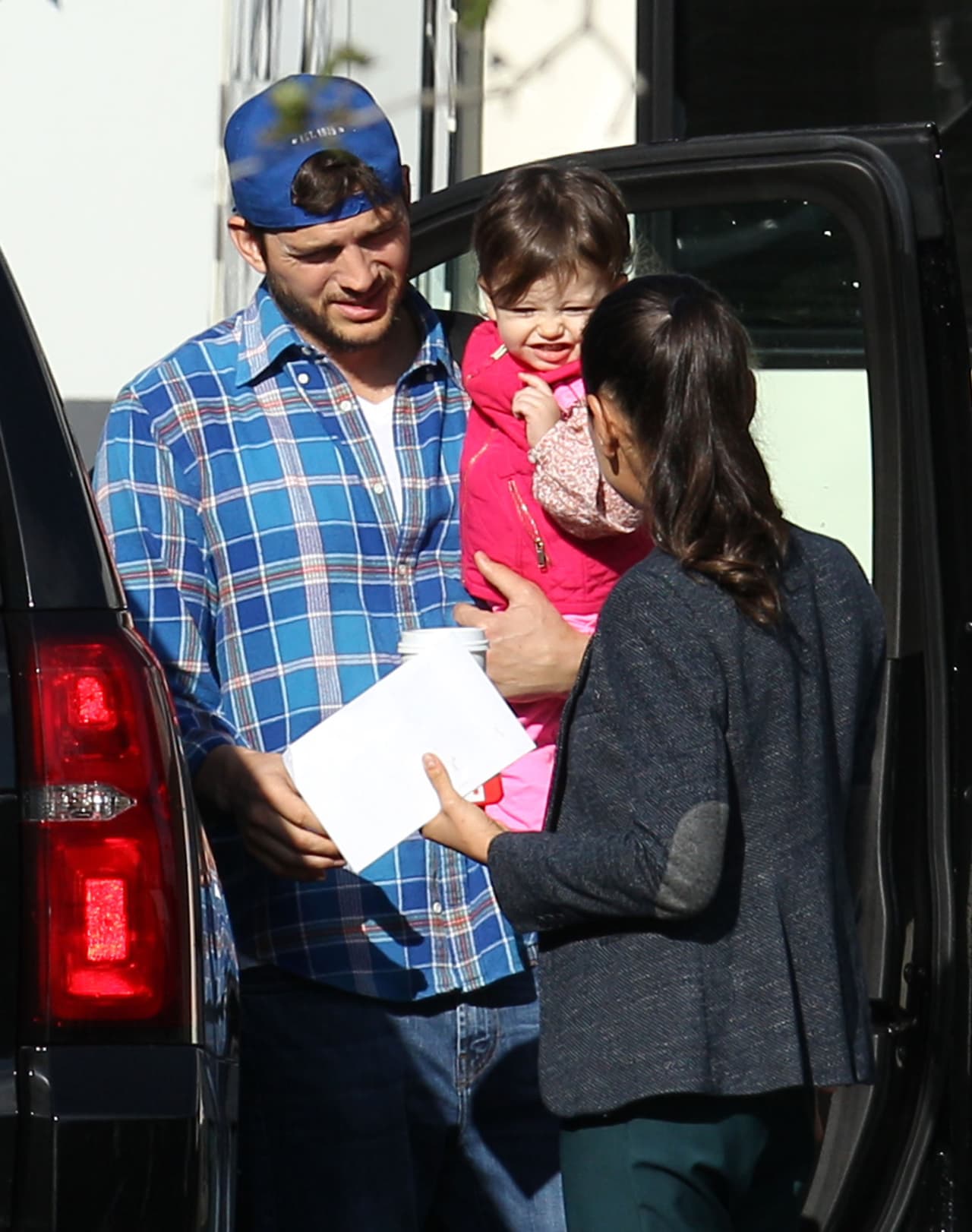 Wyatt se despidió de su mami con una linda sonrisa.