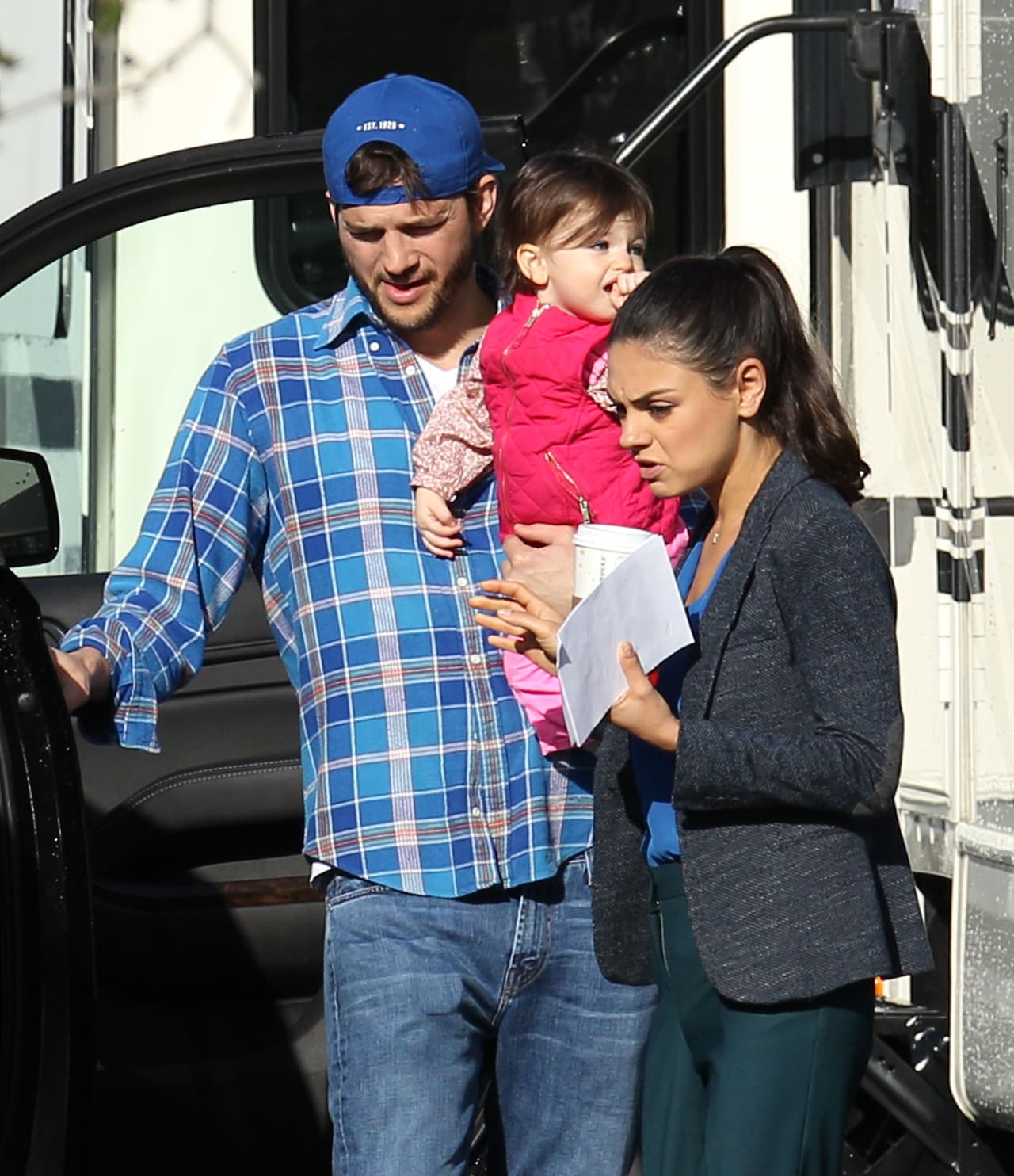 Así que su esposo y la hermosa Wyatt Isabelle la fueron a dejar al trabajo.