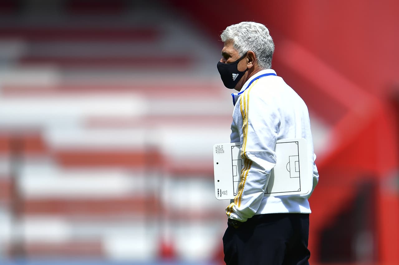 Hay una falta de Jorge Torres sobre Canelo y se le otorga tiro libre.