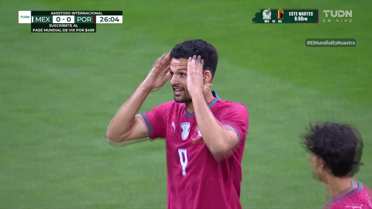 ¡El balonazo de Gonçalo Ramos que termina en el poste!