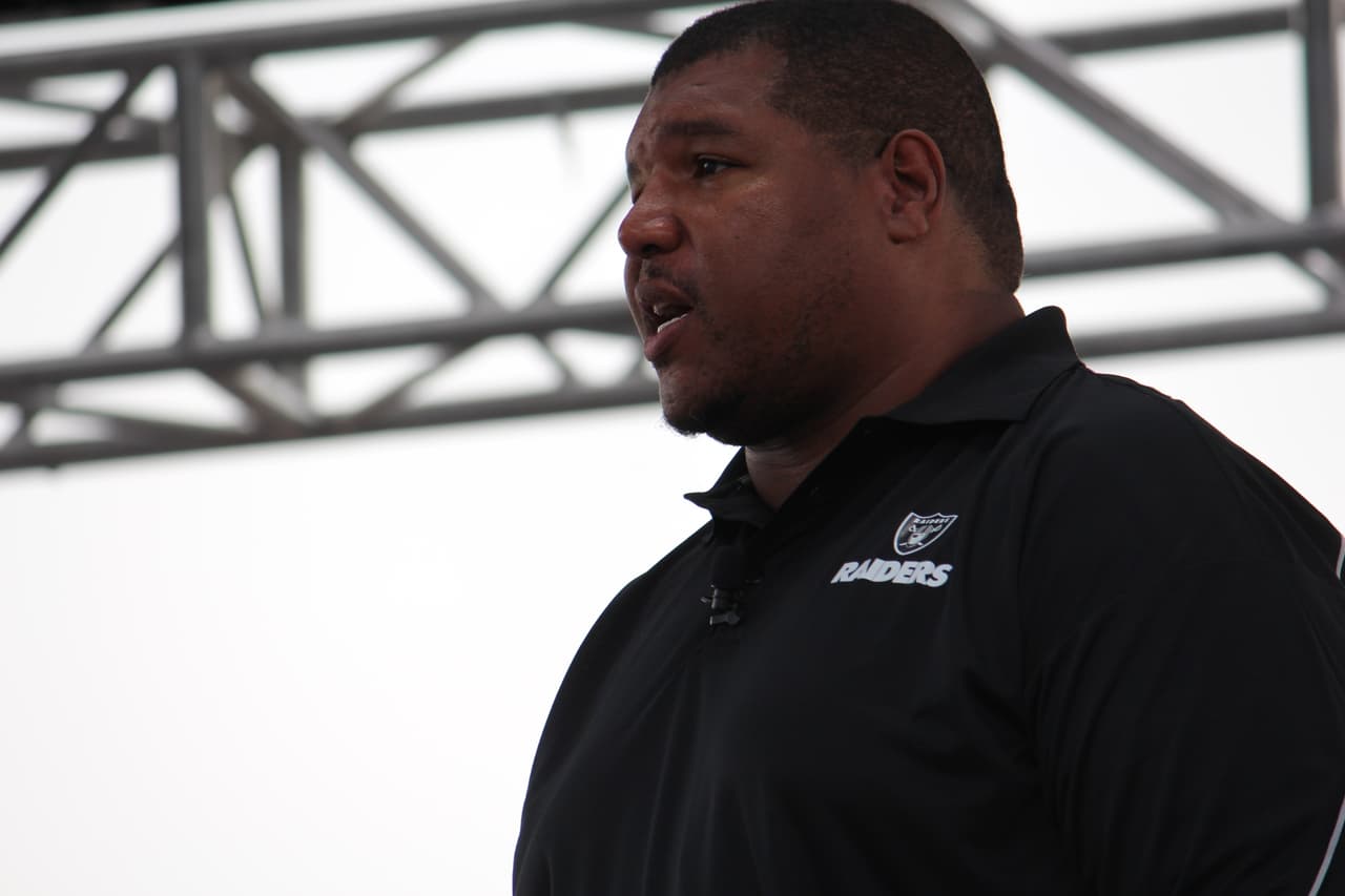 Te invitamos a disfrutar de las mejores imágenes de la visita de los Raiders al 'Coloso de Santa Ursula' promocionando el juego del próximo 21 de noviembre ante los Houston Texans.