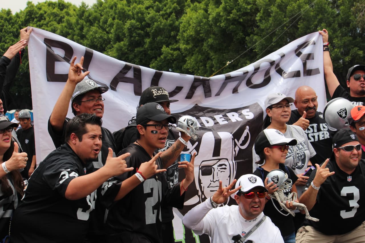 Te invitamos a disfrutar de las mejores imágenes de la visita de los Raiders al 'Coloso de Santa Ursula' promocionando el juego del próximo 21 de noviembre ante los Houston Texans.