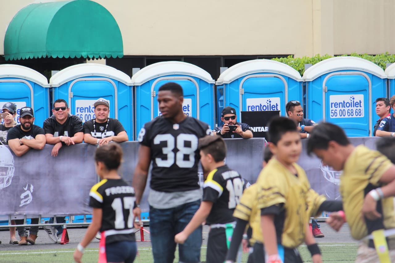 Te invitamos a disfrutar de las mejores imágenes de la visita de los Raiders al 'Coloso de Santa Ursula' promocionando el juego del próximo 21 de noviembre ante los Houston Texans.