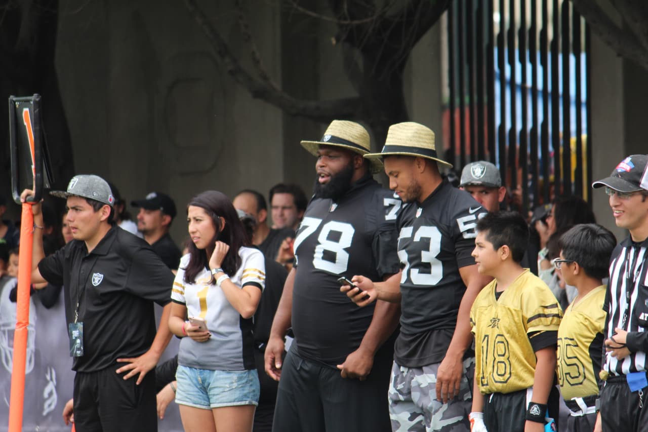 Te invitamos a disfrutar de las mejores imágenes de la visita de los Raiders al 'Coloso de Santa Ursula' promocionando el juego del próximo 21 de noviembre ante los Houston Texans.