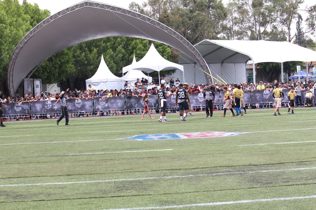Te invitamos a disfrutar de las mejores imágenes de la visita de los Raiders al 'Coloso de Santa Ursula' promocionando el juego del próximo 21 de noviembre ante los Houston Texans.