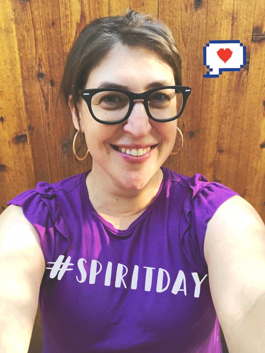 "Hoy me visto de morado para demostrar mi amor y apoyo a los jóvenes LGBTQ+. Te invito a estar en contra del acoso y cambiarlo por una mente y corazón abiertos. #SpiritDay", mencionó la actriz Mayim Bialik en su cuenta de Twitter.