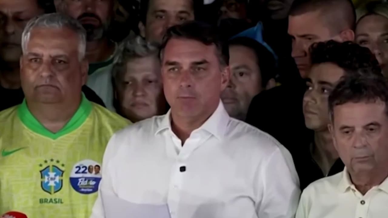 Flávio Bolsonaro se auto proclama en una carta presidente electo de Brasil tras su llegada a Miami