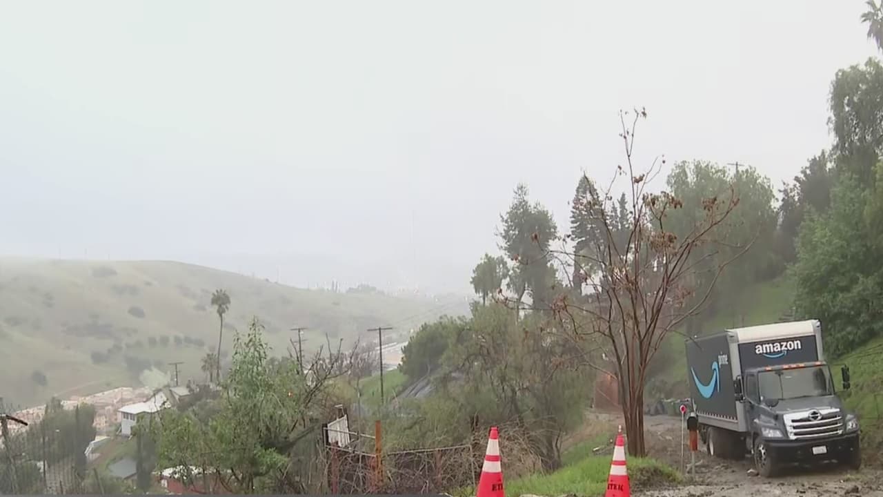 Viviendas en riesgo por un camión de Amazon atascado en lodo en Montecito Heights