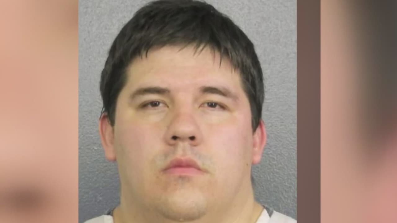 Acusan de posesión de pornografía infantil a un exconsejero de niños del distrito escolar de Broward 