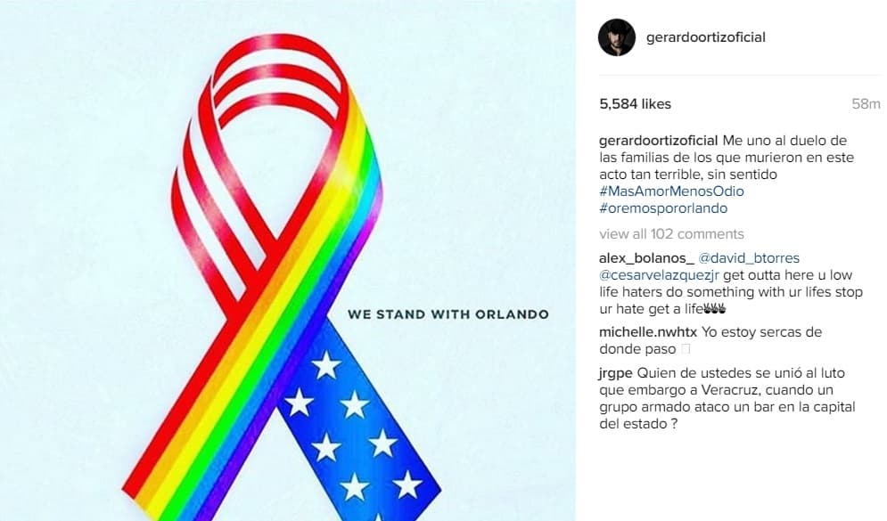 El cantante se unió al duelo y mostró este lazo a través de redes sociales, en donde de inmediato sus fans reaccionaron.