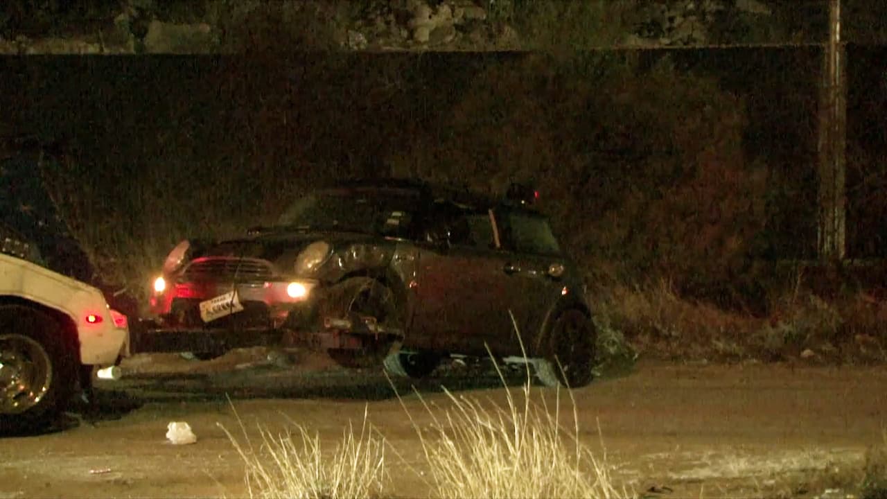 Muere mujer en accidente tras salir expulsada del auto por no llevar cinturón de seguridad, según la policía